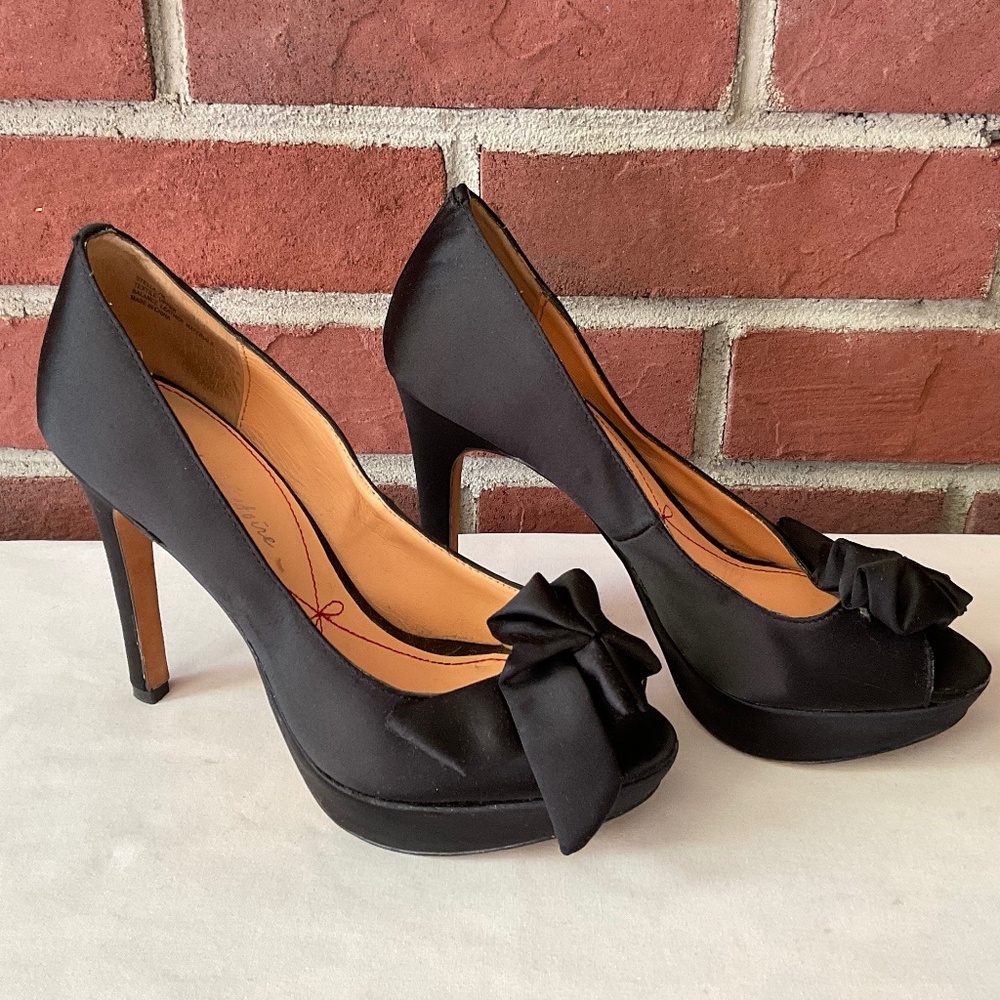 Pour La Victoire Stella Black Satin Peep Toe Evening Bow Pumps Size 7M